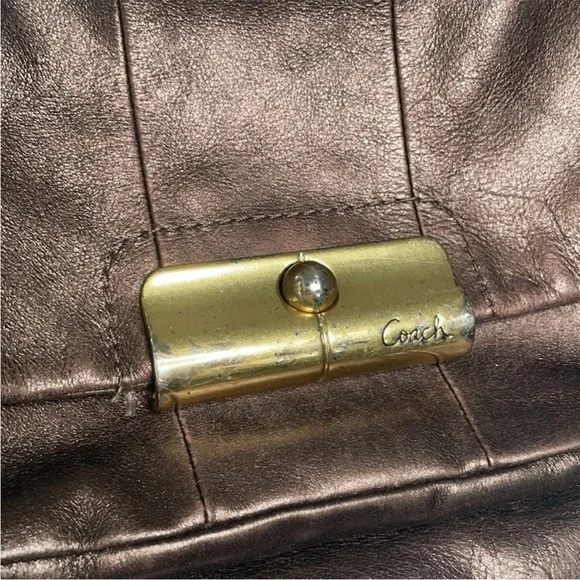 Beautiful coach with wear - Picture 2 of 7